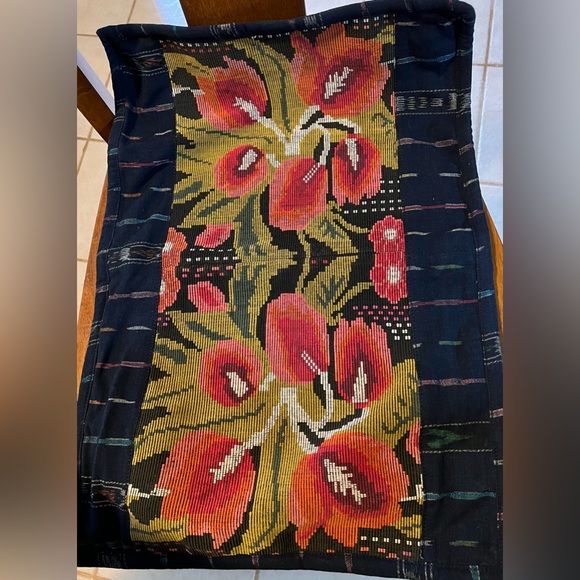 Artisan made pillow covers. Tulip design. Made in Chichicastenango Guatemala. - Picture 5 of 10